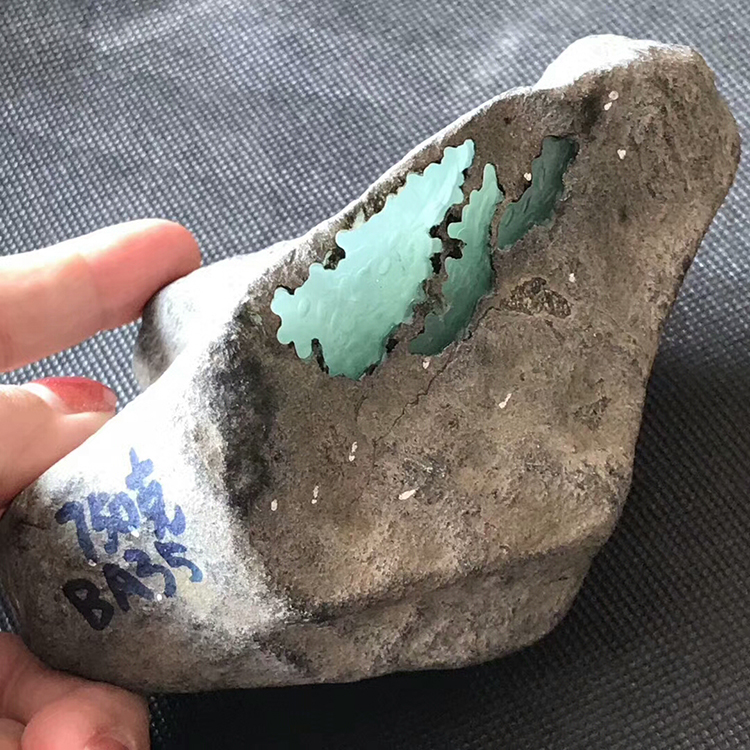 天然缅甸翡翠原石开窗料莫西沙牌子挂件料
