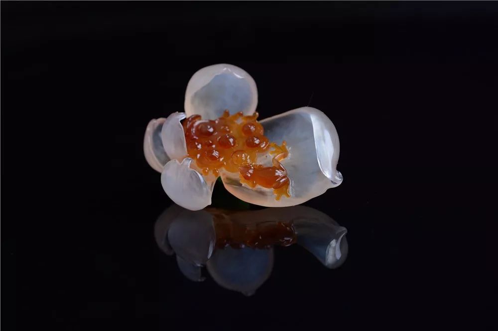 翡翠雕刻：牛X的玉雕师，让5000的翡翠原石秒变5W