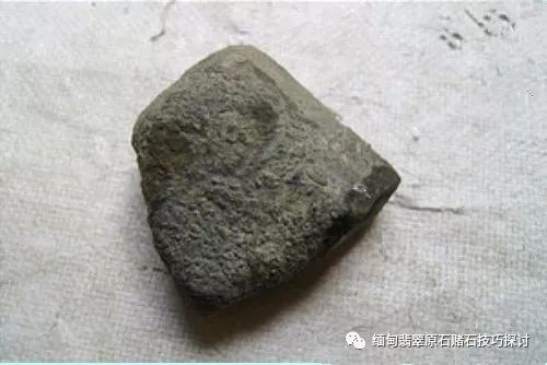 赌石技巧：如何看翡翠原石毛料