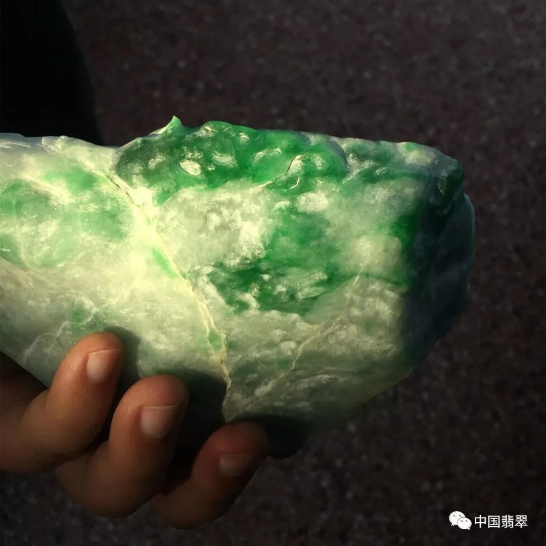 赌石技巧：怎样依据皮壳判断石头