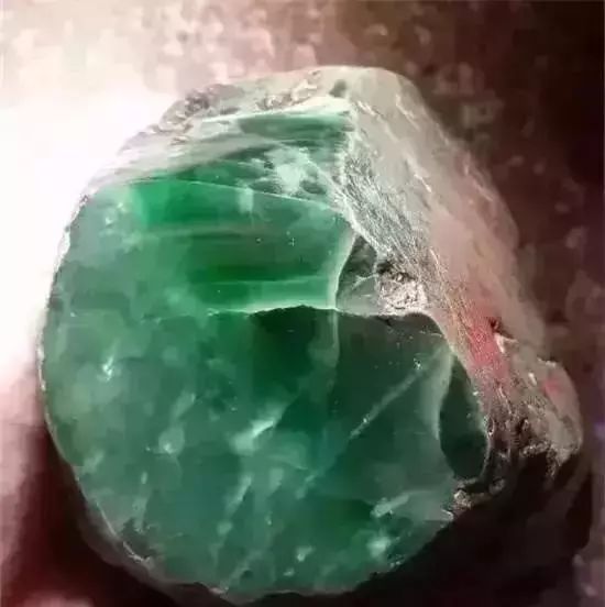 赌石故事：888万翡翠原石切出帝王绿，货主并未面露喜色