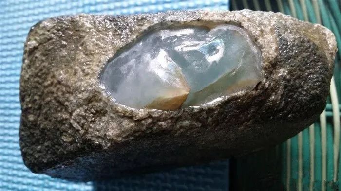 赌石案例：18万入手的翡翠原石，竟开出一潭水，甚是罕见！