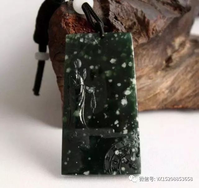赌石案例：15000买的翡翠原石，切开后男子以为在做梦！