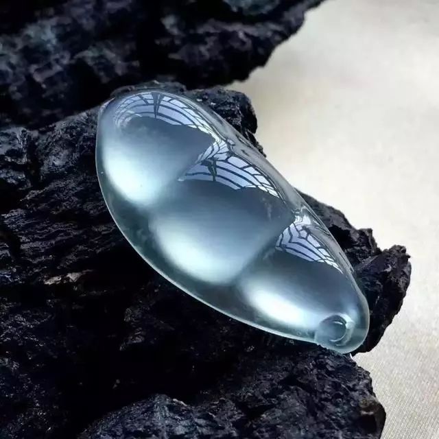 翡翠新闻：珠宝店员大意4万手镯卖2800，损失该谁赔？？
