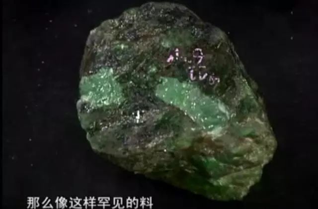 小伙从缅甸淘的翡翠原石，自己估价几个亿，专家却这么说……