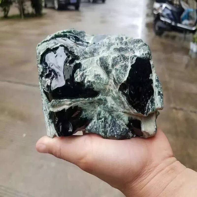 赌石故事：小伙花两万块入手“大象皮”，切开后几天都睡不着觉！