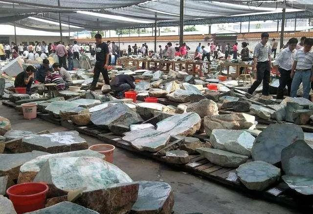 赌石市场：中国翡翠原石赌石市场——平洲、瑞丽