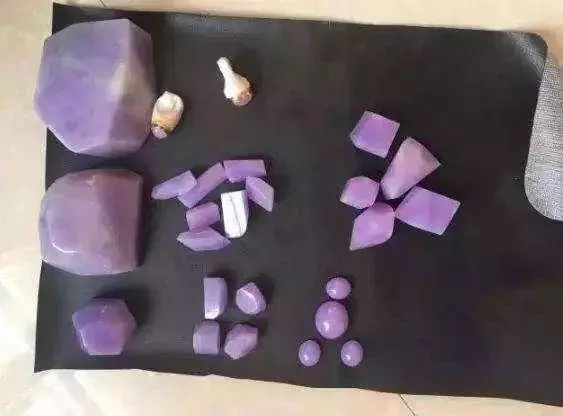赌石故事：30万巨型赌石，众人说垮而货主暗自兴奋