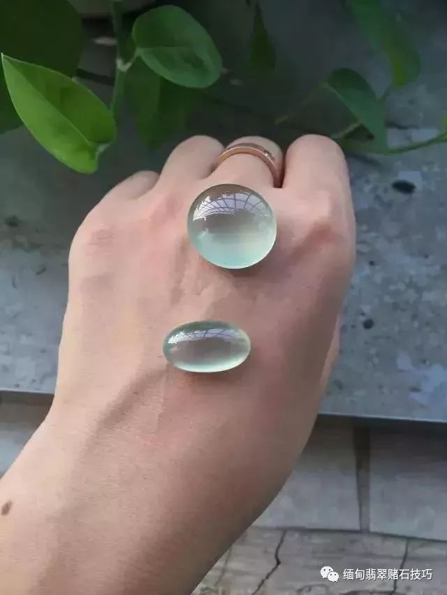 赌石故事：满裂原石没人要, 货主切开笑疯! 这才叫捡漏大神!