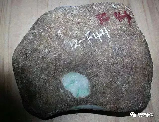翡翠赌石：价值一亿元的翡翠原石，被藏20年后重见天日