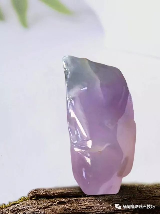 翡翠原石“一脱成名”，身价暴涨至千万