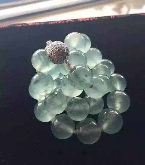 1800万的至尊木那翡翠原石，切开全是裂，货主含泪车珠子!