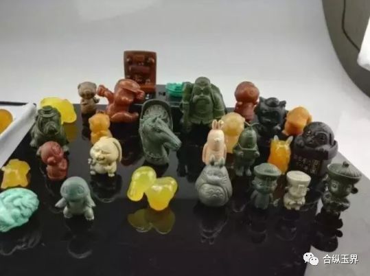 翡翠雕刻：玉雕师这样“卖萌”，你怎么看？