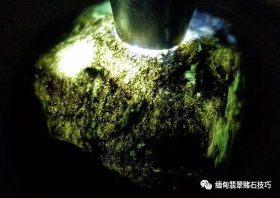 莫西沙赌石开出“果冻”, 瞬间身价暴涨!