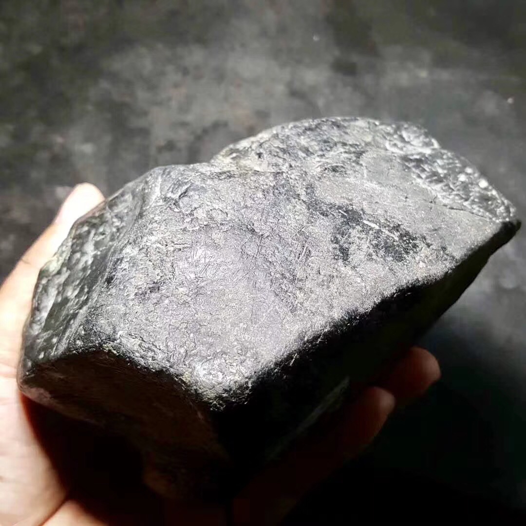 怎样去辨别黑乌沙赌石？