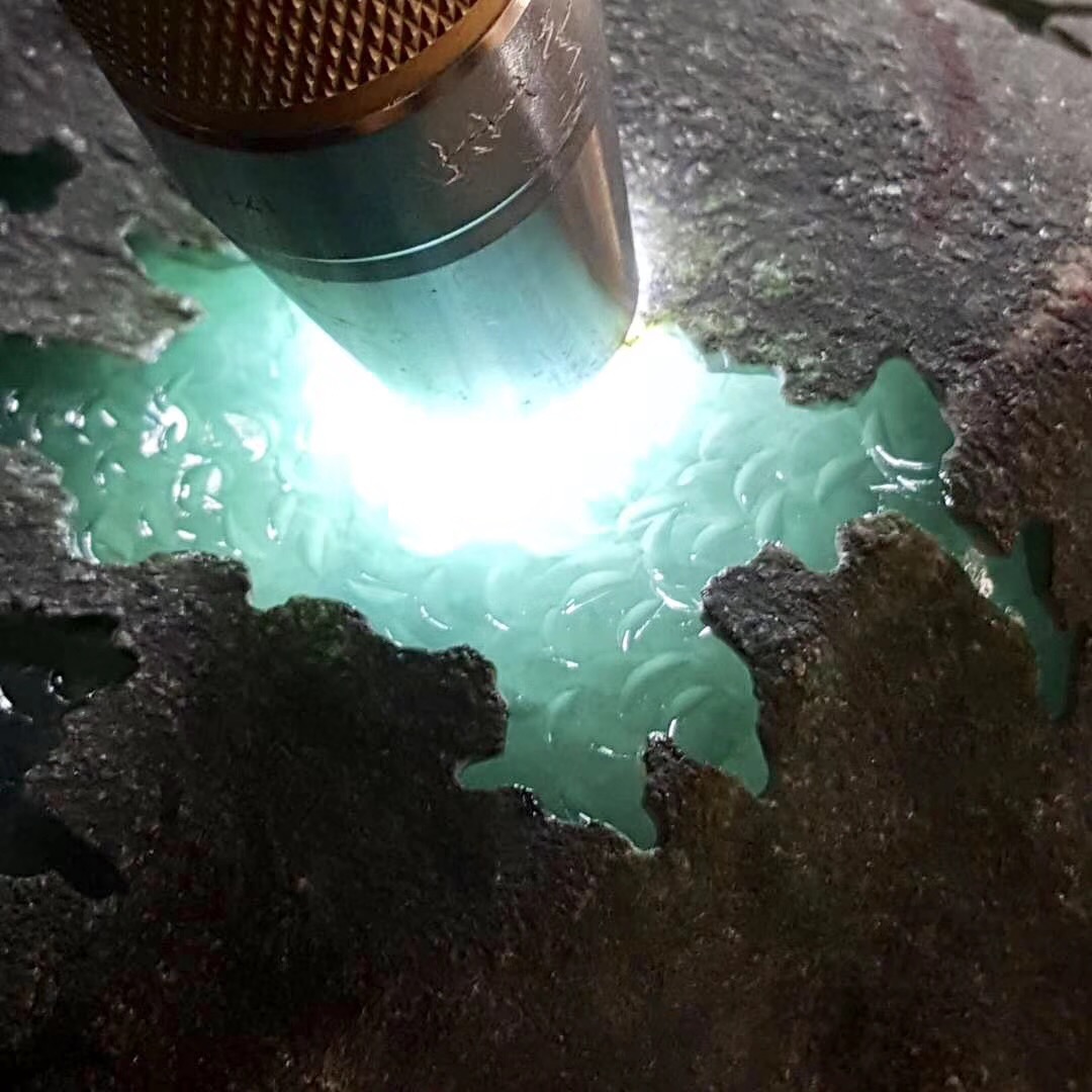 翡翠原石：3.8公斤莫湾基高冰料!大手镯已见！种水好杠位足！