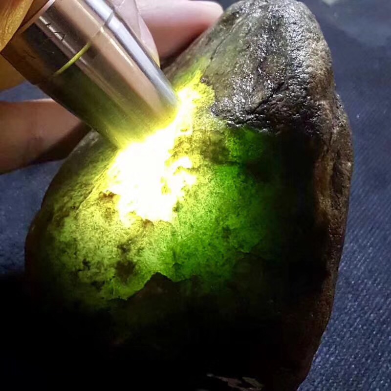 翡翠原石：752克老木那全赌料，阳绿种好，赌高冰飘绿牌子，力荐