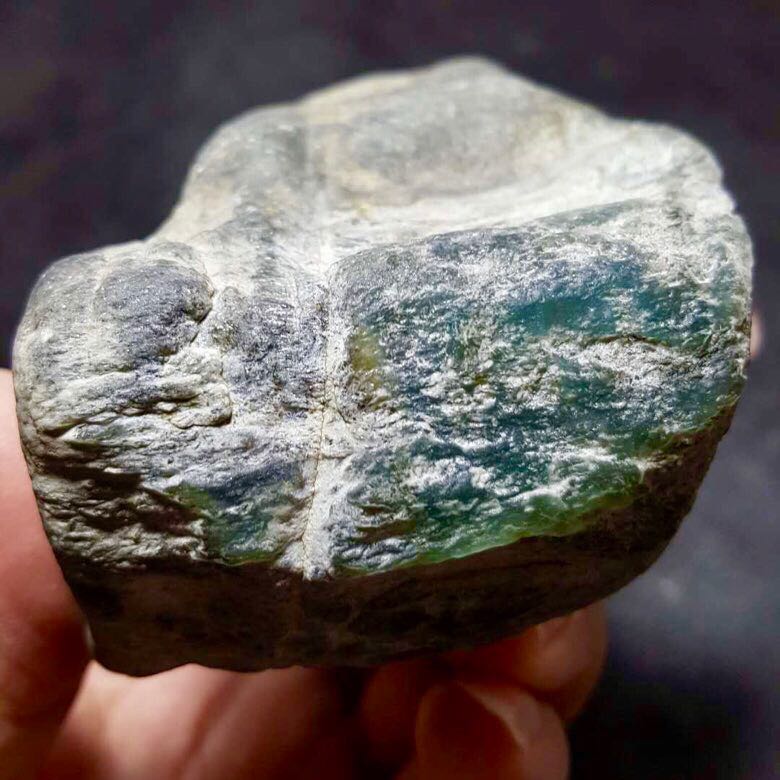 赌石从翡翠的皮壳、蟒、松花开始分析