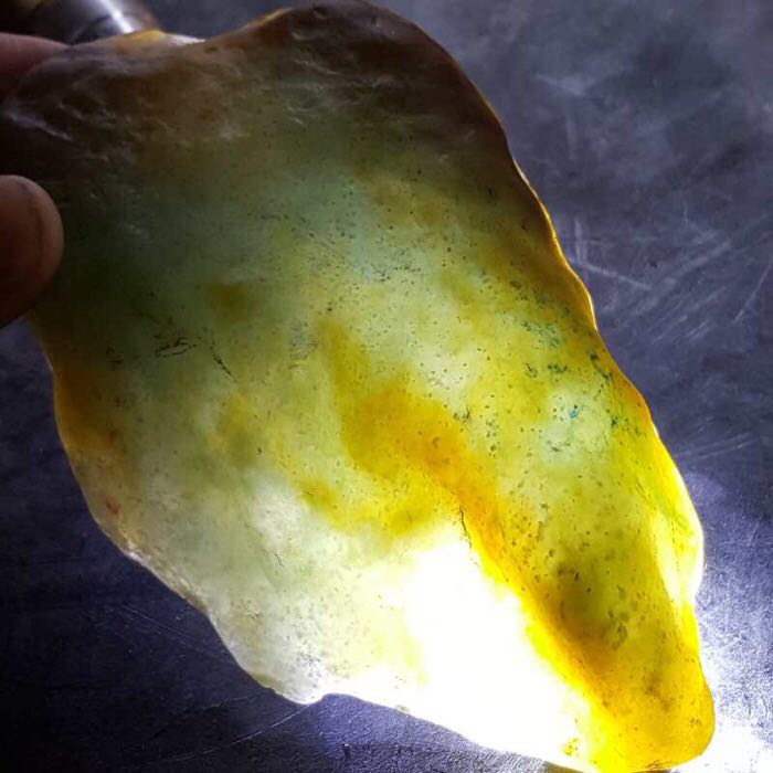翡翠原石：288克大马坎冰黄片料，飘雪花棉，可两面雕，取两块牌子