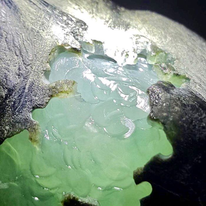 翡翠原石：1公斤莫湾基，大窗高冰，肉质起胶，牌子多多