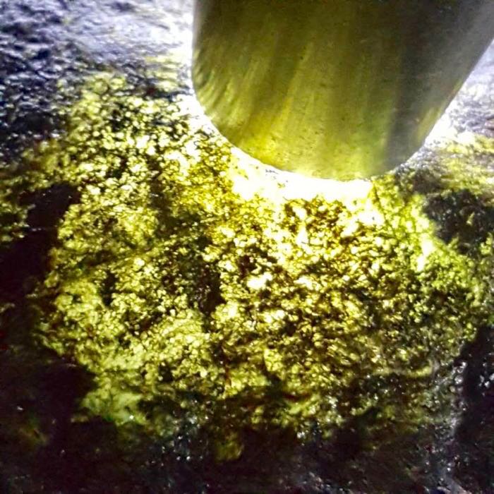 翡翠原石：21公斤南莫场口全赌高冰飘花手镯料！无裂起莹光种老