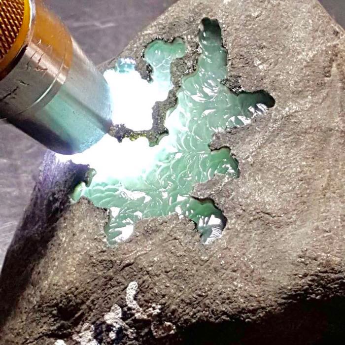 翡翠原石：673克老莫湾基冰料,开窗冰透,肉质细润,大牌子来切!